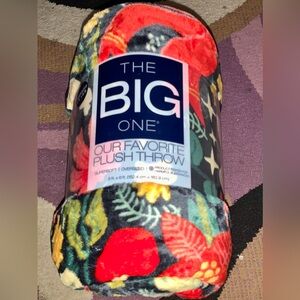Oversized Plush Throw "The Big One" ( 5 ft x 6 ft ) Super soft. New With Tags